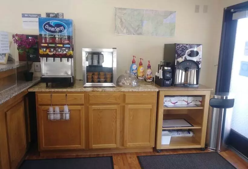 Отель Oakridge Inn & Suites