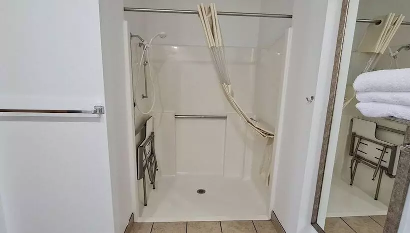 Отель Oakridge Inn & Suites