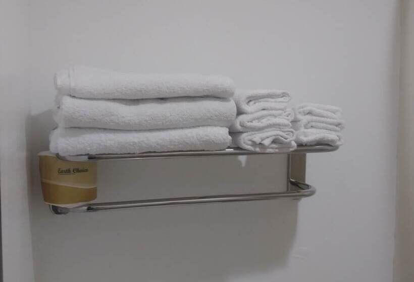 בית מלון כפרי Oakridge Inn & Suites