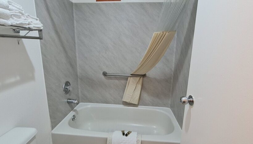 בית מלון כפרי Oakridge Inn & Suites