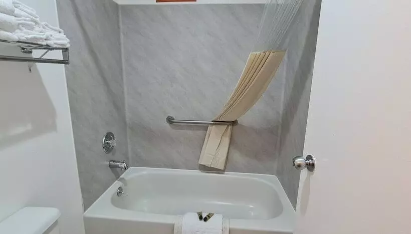 Отель Oakridge Inn & Suites