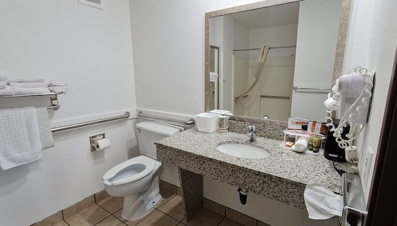 בית מלון כפרי Oakridge Inn & Suites