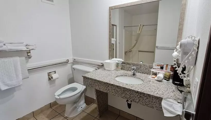 Отель Oakridge Inn & Suites