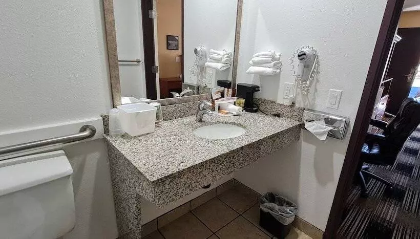 Отель Oakridge Inn & Suites