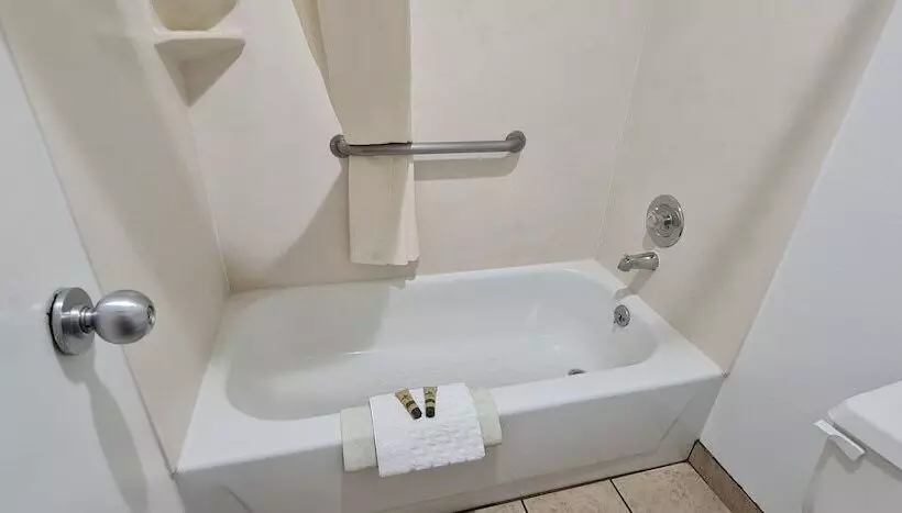 Отель Oakridge Inn & Suites