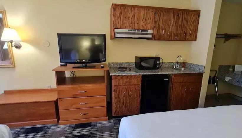 Отель Oakridge Inn & Suites