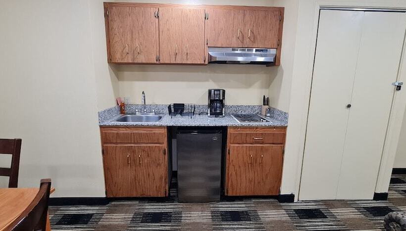 בית מלון כפרי Oakridge Inn & Suites