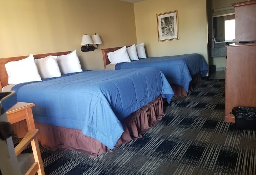 בית מלון כפרי Oakridge Inn & Suites