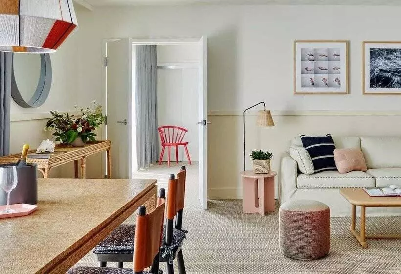 Hotel Wayfinder Newport