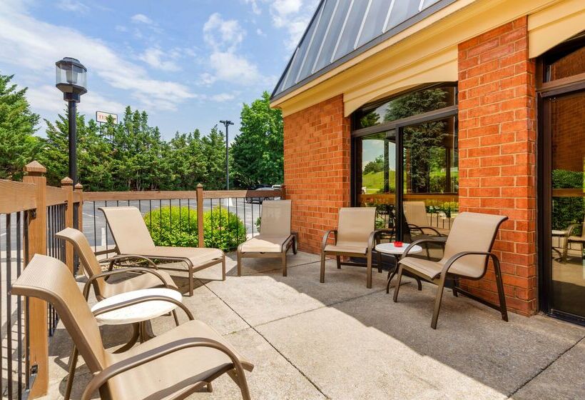 Отель Best Western Staunton Inn