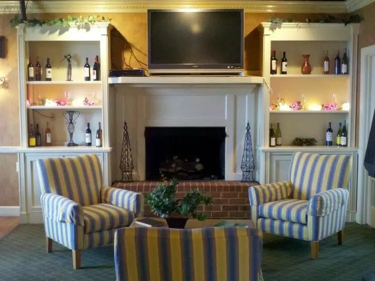 Hotel White Columns Inn