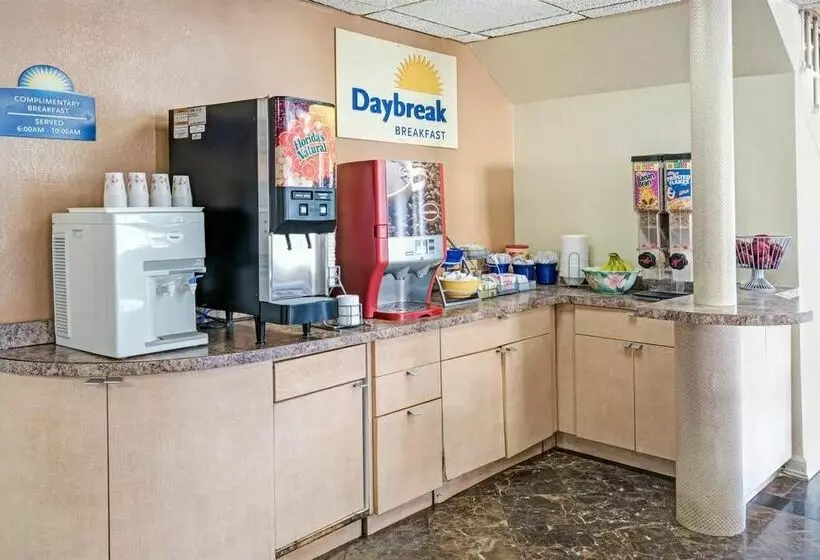 בית מלון כפרי Days Inn By Wyndham Branford New Haven Conference Center