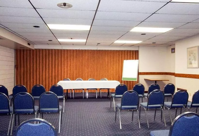 酒店 Econo Lodge Inn & Suites