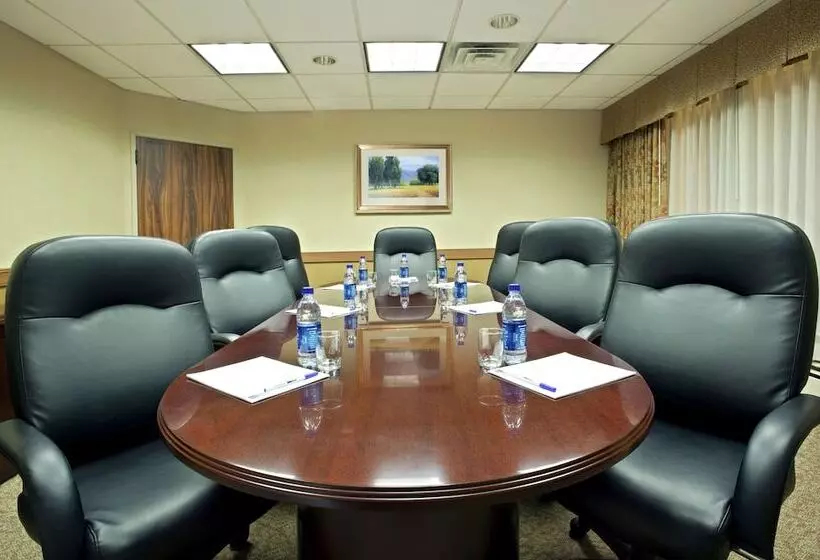 Holiday Inn Express Hotel & Suites Pittsburgh Airport, An Ihg