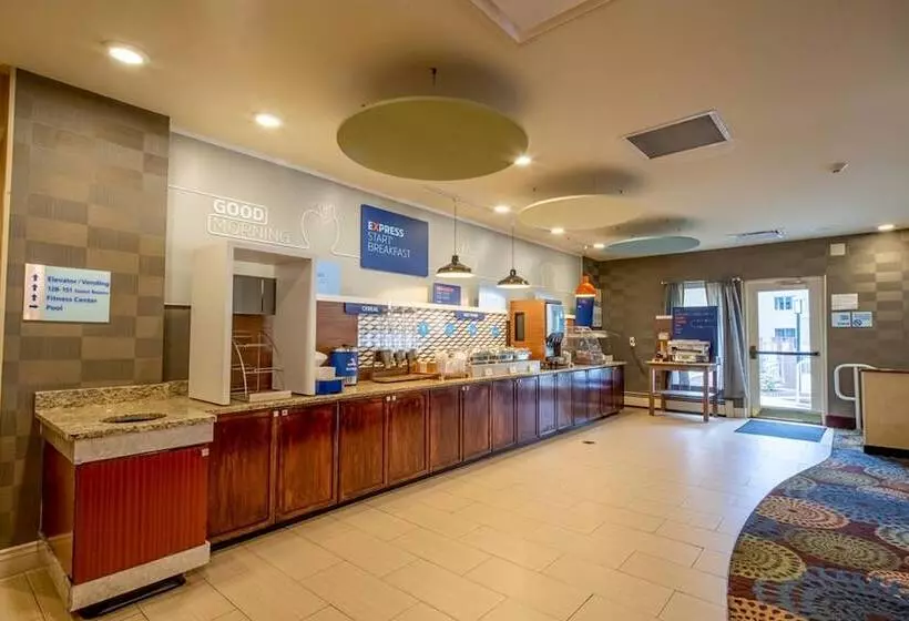 Holiday Inn Express Hotel & Suites Pittsburgh Airport, An Ihg