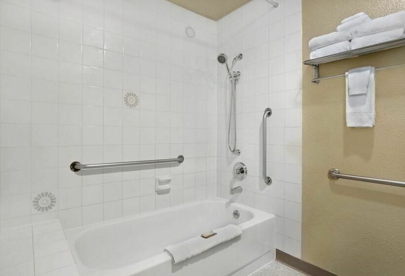 Howard Johnson Hotel & Suites By Wyndham Tacoma