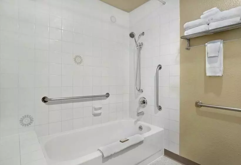 Howard Johnson Hotel & Suites By Wyndham Tacoma