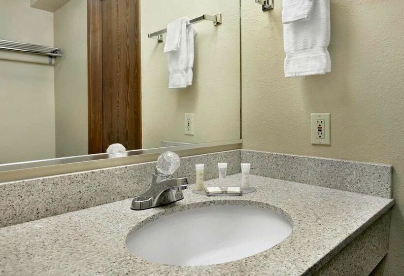 Howard Johnson Hotel & Suites By Wyndham Tacoma