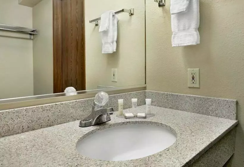 Howard Johnson Hotel & Suites By Wyndham Tacoma