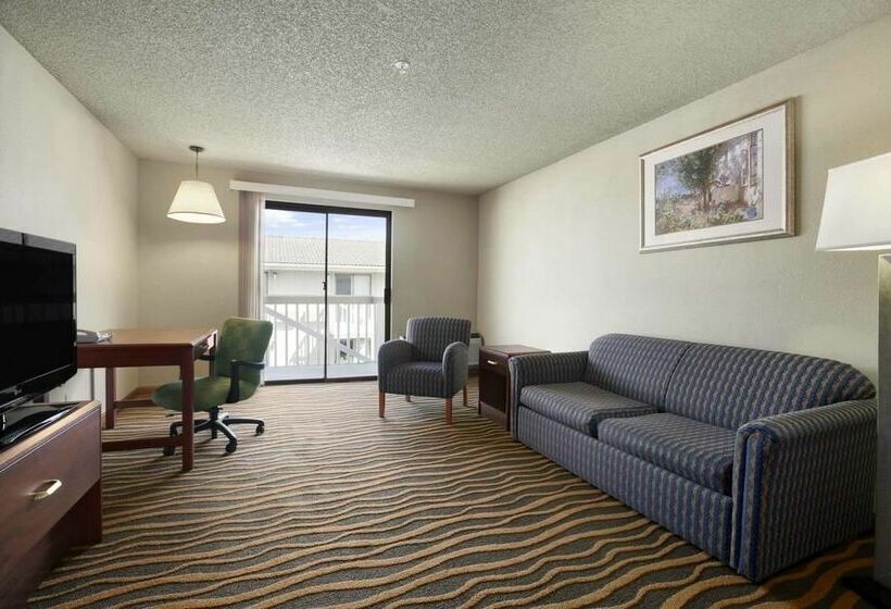 Howard Johnson Hotel & Suites By Wyndham Tacoma