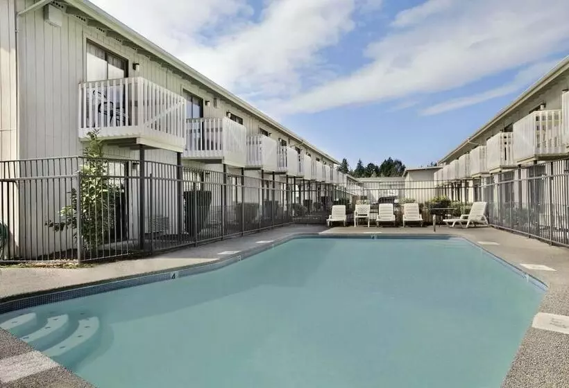 Howard Johnson Hotel & Suites By Wyndham Tacoma