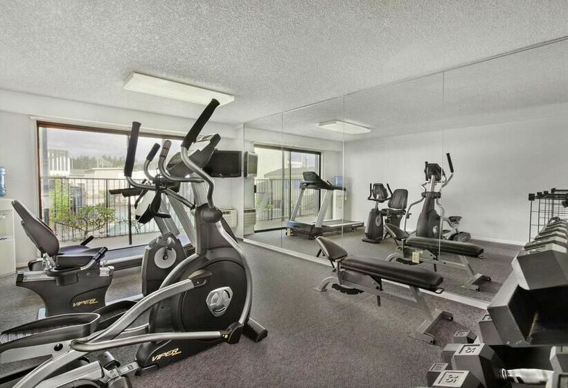 Howard Johnson Hotel & Suites By Wyndham Tacoma