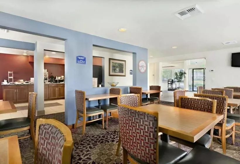 Howard Johnson Hotel & Suites By Wyndham Tacoma