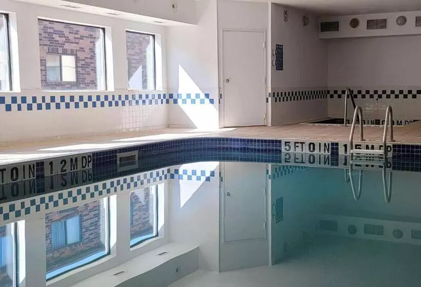 هتل Travelodge By Wyndham Fargo