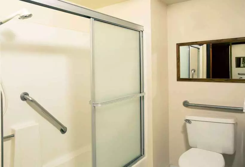 فندق Travelodge By Wyndham Ocean Front