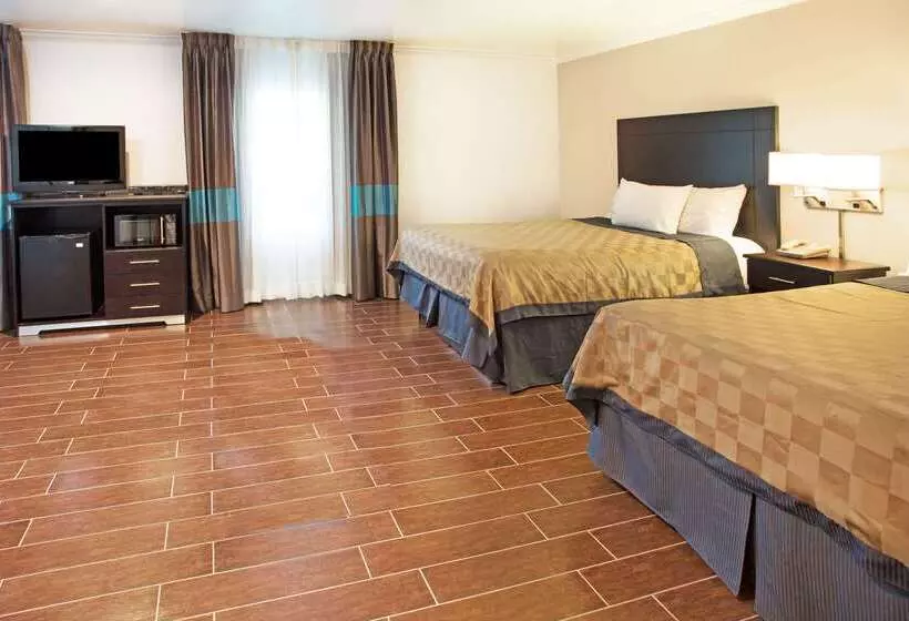 فندق Travelodge By Wyndham Ocean Front