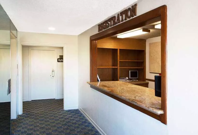 فندق Travelodge By Wyndham Ocean Front