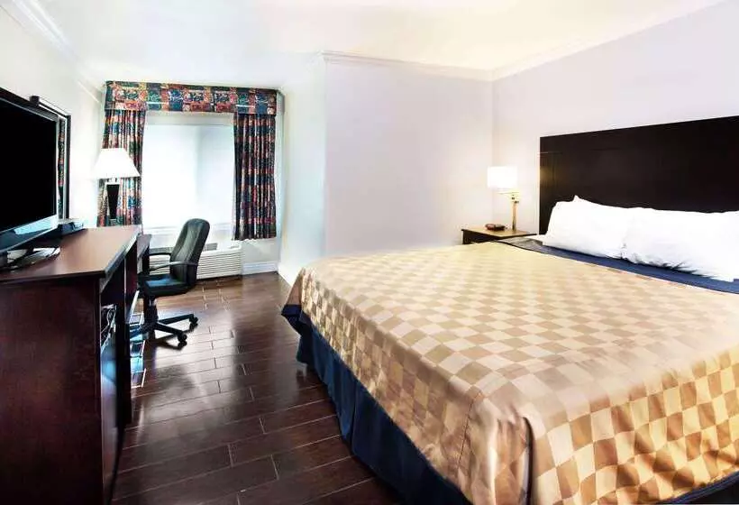 فندق Travelodge By Wyndham Ocean Front