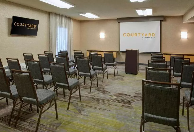 בית מלון כפרי Courtyard Detroit Dearborn