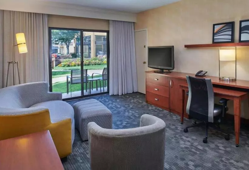 בית מלון כפרי Courtyard Detroit Dearborn
