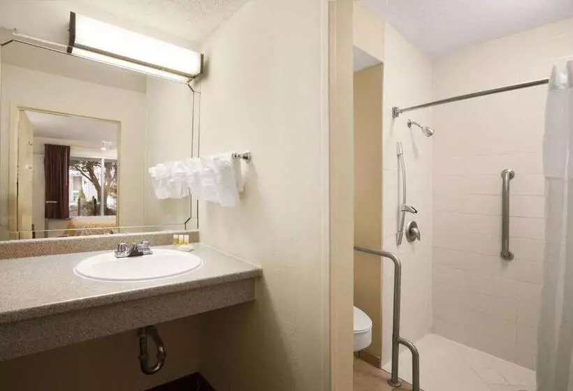 호텔 Days Inn By Wyndham Westend Alexandria,va Washington Dc Area