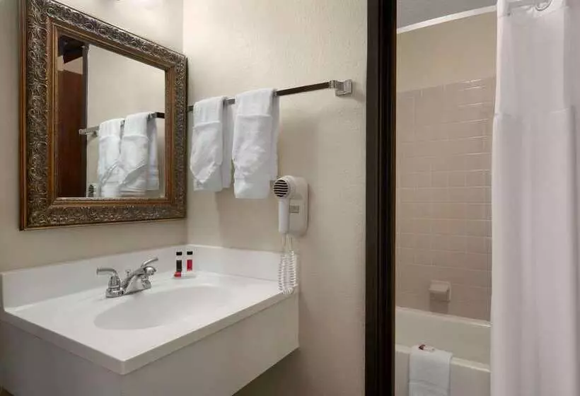 فندق Days Inn By Wyndham Fort Collins