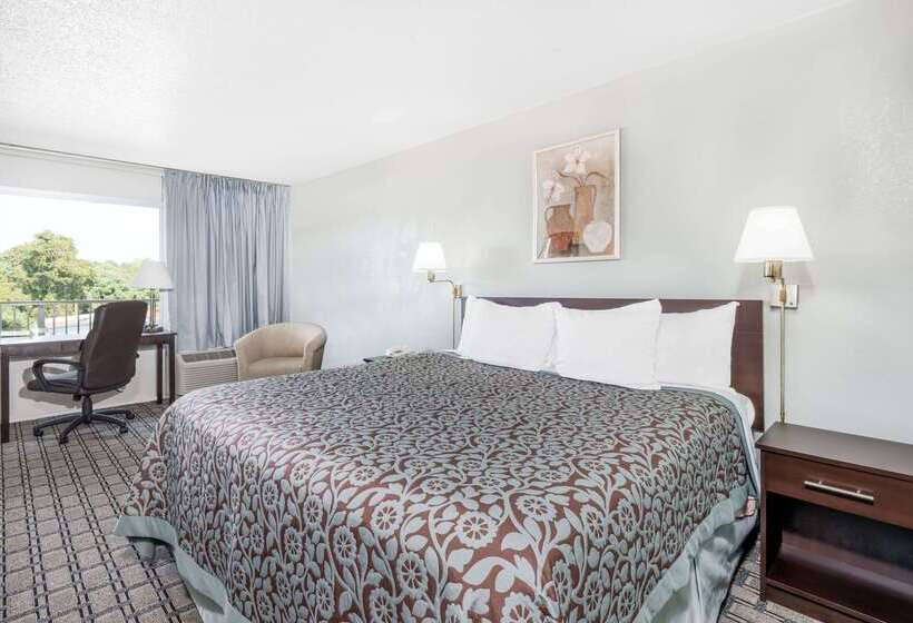 هتل Days Inn By Wyndham St Clairsville