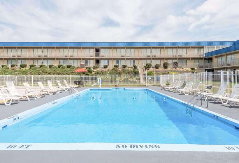 هتل Days Inn By Wyndham St Clairsville