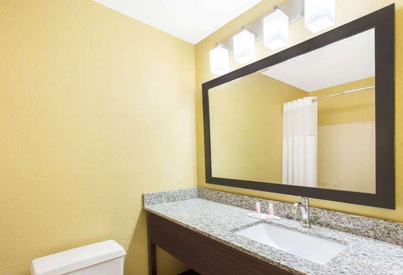 فندق Days Inn & Suites By Wyndham Davenport East