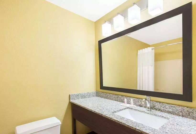 בית מלון כפרי Days Inn & Suites By Wyndham Davenport East