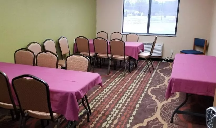 בית מלון כפרי Days Inn & Suites By Wyndham Davenport East