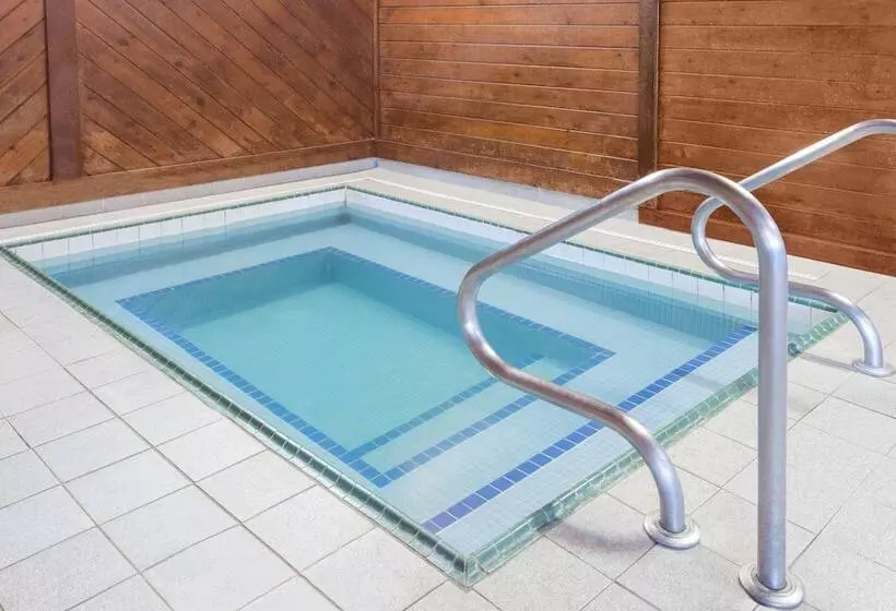 בית מלון כפרי Days Inn & Suites By Wyndham Davenport East