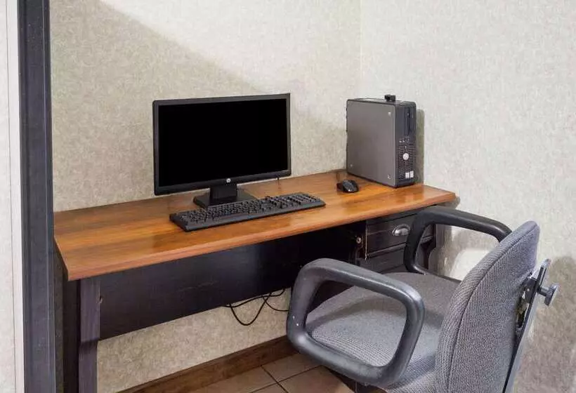 호텔 Days Inn & Suites By Wyndham Huntsville