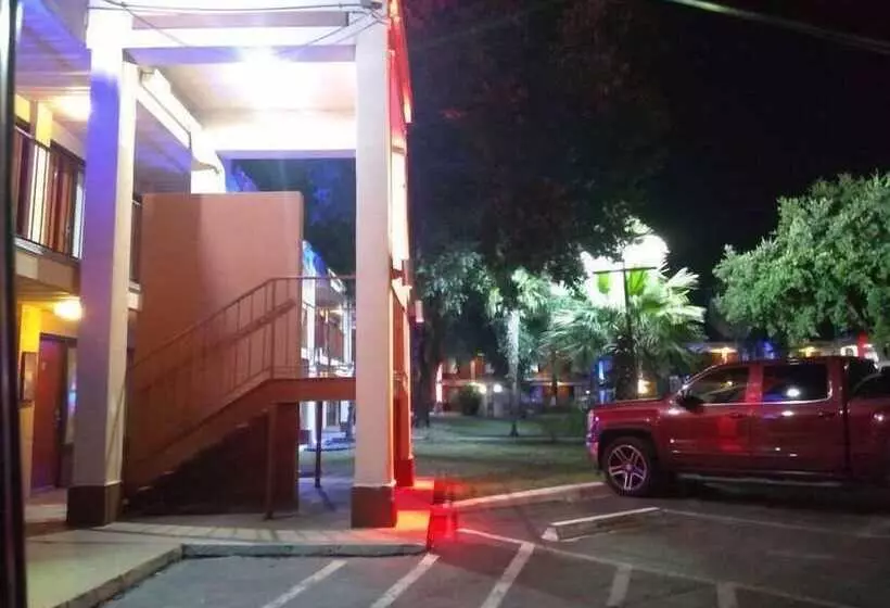 호텔 Knights Inn San Antonio Near Frost Bank Center