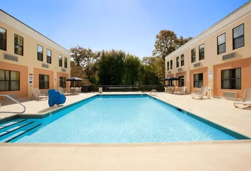 فندق La Casa Inn & Suites Middleboro