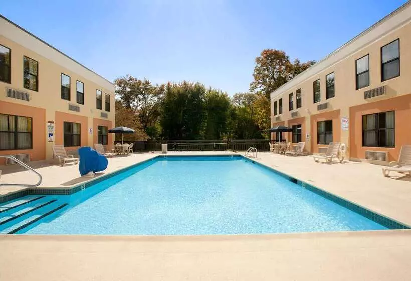 فندق La Casa Inn & Suites Middleboro