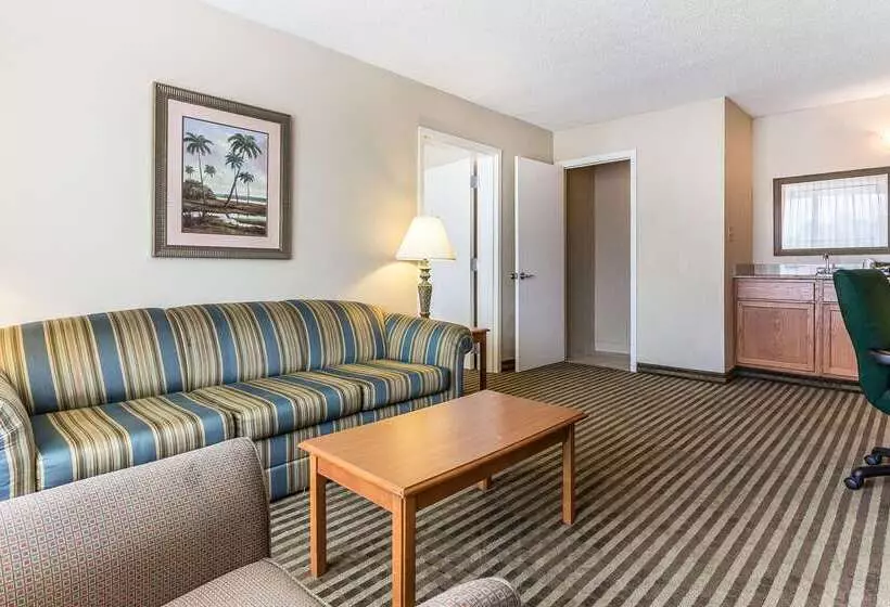 Отель Quality Inn & Suites