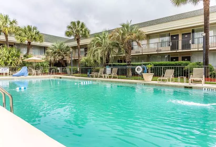 Отель Quality Inn & Suites