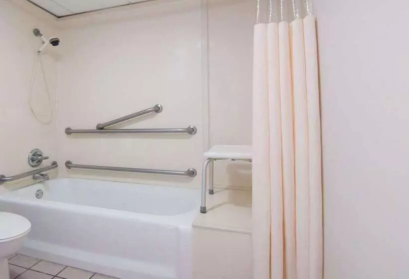 בית מלון כפרי Days Inn By Wyndham N.w. Medical Center