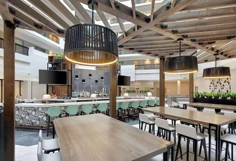 Отель Embassy Suites By Hilton Atlanta Perimeter Center